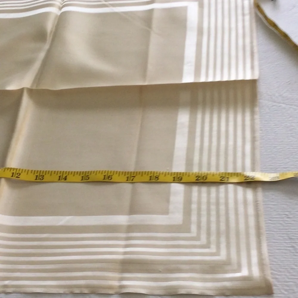 Elegant Cream Tablecloth with 12 napkins
